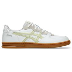 PRICES MAY VARY. Surfacing with their 1980s design DNA, the ASICS Sportstyle Skyhand OG shoes feature a slimmer-cut court silhouette that is revamped with modern comfort. These sneakers are designed with minimalist leather paneling, a low-profile tooling system, and Round toe silhouette. Asics Sportstyle, Extra Wide Shoes, 1980s Design, Oyster White, Narrow Shoes, Wrestling Shoes, Mens Outfit Inspiration, Volleyball Shoes, Wide Shoes