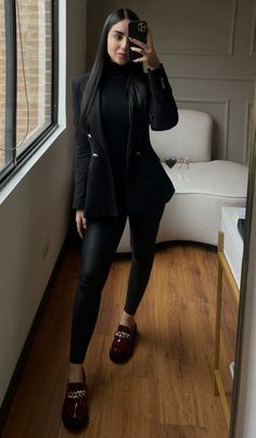 Classy Attire, Professional Outfits Women, Winter Fashion Outfits Casual, Business Casual Outfits For Work, Black Clothing, Foto Poses, Elegante Casual, Rock Punk, Looks Black