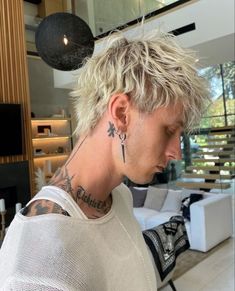 Male Bleached Hair, Mgk Hairstyle, Mgk Hair, Blonde Hair Bleach, Blonde Hair Boys, Mgk 2019, Bleach Brown Hair, Black Roots Blonde Hair