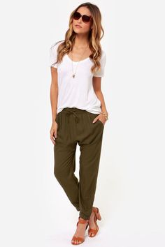 Green joggers Joggers Women, Junior Outfits, Mode Style, Trendy Tops, Outfits Casuales, Look Cool