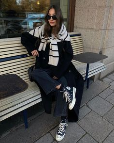 Winter Outfit Casual, Black Sneakers Outfit, Striped Sweater Outfit, Black Converse, Minimal Outfit, Mode Streetwear, Outfit Casual