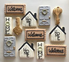 there are many decorated cookies that say welcome home and key to the house on them