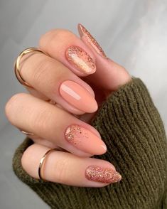 Peach Fuzz. El color con el que triunfaras en 2024 Peach Acrylic Nails, Peach Nail Art, Peach Colored Nails, Elegant Touch Nails, Unghie Sfumate, Peach Nails, Romantic Nails, Sassy Nails, Stylish Nails Designs