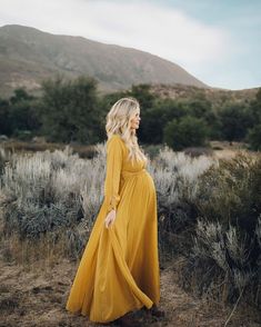 This color is one of our favorites for fall 🍂 and boy, does this mama to be rock it!! Photo by @lindsaykujawaphotography ⠀⠀⠀⠀⠀⠀⠀⠀⠀… Maternity Pictures Outfits, Fall Maternity Pictures, Pregnancy Fashion Fall, Photo Night, Fall Family Photo Outfits, Maternity Inspiration