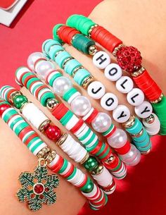 Super gorgeous Christmas charm bracelets. Clay Beads Bracelet Ideas Christmas, Cute Christmas Bracelet Ideas, Clay Bead Bracelet Ideas Christmas, Christmas Bracelets Beaded, Clay Beads Christmas, Christmas Clay Bead Bracelets, Christmas Beaded Bracelets, Christmas Bracelet Ideas, Christmas Jewelry Ideas