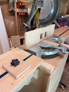 a table sawing machine is being used on a workbench in a shop