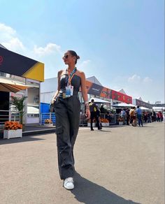 Paddock Fashion F1, Formula 1 Wags Outfits, Paddock Outfit Ideas, F1 Wags Outfits Paddock, F1 Wag Outfit Ideas, Melbourne Aesthetic Fashion, F1 Grand Prix Outfits Women, F1 Paddock Outfit