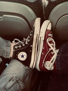 #converse #shoes #red #black #friends #friendshipgoals Converse Aesthetic Vintage, Red Converse Aesthetic, Black Converse Aesthetic, Tori Core, Converse Shoes Aesthetic, Dark Red Converse, Converse Hightop, Black Friends, Converse Aesthetic