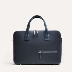 Ce sac business en cuir pleine fleur grainé réinvente les codes de l'élégance et de la praticité. Grâce à son tannage végétal, il associe luxe et respect de l'environnement. Son attache en cuir unique sur la face arrière permet de le maintenir fermement sur une valise, simplifiant ainsi vos voyages d'affaires. À l'intérieur, chaque détail a été pensé pour un usage quotidien efficace, avec des rangements spécialement conçus pour vos documents, appareils électroniques et accessoires. Bien que compact, il surprend par sa grande capacité de rangement. Le porte-documents OSCAR est proposé avec sa sangle en cuir pour un porté épaule, et vous sera livré dans un pochon de protection. Timeless Saffiano Leather Shoulder Bag For Business, Timeless Textured Leather Shoulder Bag For Business, Timeless Textured Leather Business Shoulder Bag, Satchel Shoulder Bag With Palladium Hardware For Business Trips, Luxury Textured Leather Satchel For Business Trips, Business Shoulder Bag In Epsom Leather With Leather Lining, Business Shoulder Bag With Epsom Leather And Leather Lining, Top Handle Briefcase With Palladium Hardware For Business, Office Epsom Leather Bag With Textured Detail