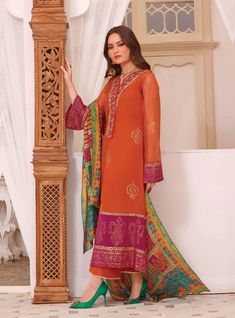 Orange Salwar Kameez Pakistani Eid Dress in Chiffon fabric is a traditional attire to wear on the big day. This beautiful Pakistani Dress is adorned with lavish embroideries and digital print, making it an epitome of beauty to have a head-turning appearance. Zainab Chottani, Pakistani Winter Dresses, Salwar Kameez Pakistani, Eid Dress, Beautiful Pakistani Dresses, Eid Dresses, Chiffon Dupatta, Silk Trousers, Lawn Suits