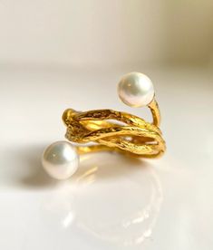 This is a double pearl ring, inspired by the enduring connection and love symbolized by two interlinked points. The two pearls possess a captivating blue luster, while the ring band twists around the finger like a delicate twig. This unique ring serves as a special token of affection, making it an enchanting gift choice This is a ready to ship item! -Size US 5.25 width of band: about 5-9mm -Gems informations Freshwater pearls -Materials 925 Sterling Silver Plated with 18K Gold -Packaging Your ri Gold Packaging, Gold Pearl Ring, Twist Ring, Unique Ring, Blue Pearl, Stackable Rings, Pearl Ring, Unique Rings, Vintage Rings