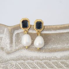 small Baroque pearl earrings with black enamel  , with an ivory white fresh water pearl  and a titanium pin.  vintage style pearl drop earrings with a 9mm pearl earrings . Title: Black enamel  earrings with white pearl 8mm Material: metal - nickel free / Lead free Pin Material: Titanium Color: 24k Gold plated earring measure approx : 14 mm x 20 mm Titanium pin measures about 10 mm long and closes with a silicon cup The earrings are made from mix metals and are silver plated or 24K gold plated . Earrings Pearl Drop, Vintage Style Earrings, Baroque Pearl Earrings, Gift Valentine, Earrings Pearl, Pearl Jewellery Earrings, Enamel Earrings, Gifts For My Boyfriend, Earrings Vintage