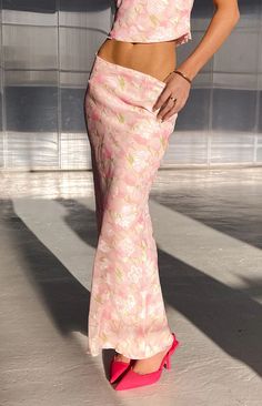 Irina Pink Print Maxi Skirt – Beginning Boutique US Pink Maxi Skirt Outfit, Spain Fits, Pink Maxi Skirt, Basic Crop Top, Prom Midi Dress, Print Maxi Skirt, 60's Dress, Evening Outfit, Pink Maxi