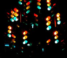 many traffic lights are lit up in the dark