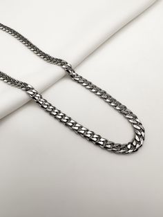 This stainless steel tank necklace is the perfect accessory for any woman who wants to combine style and robustness. Made from high quality stainless steel, this necklace is incredibly durable and long lasting, making it an ideal piece of jewelry for everyday wear. The tank necklace has a distinct, wide structure that attracts attention and enhances any wearer's outfit. The chain has a robust carabiner clasp that closes securely and reliably. It is easy to maintain and clean so that it always re