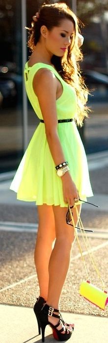 An almost indescribable flow of color and charm in this model and her dress. Street Fashion Women Summer, Street Fashion Women, Neon Yellow Dresses, Yellow Summer Dress, China Street Fashion, China Street, Neon Dresses, Street Style Inspiration