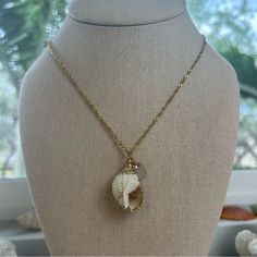 Handmade In Hawaii! Dainty And Feminine Pendant Necklace! A Creamy Neutral Twist Shell With Gold Accents And A Small Pink Quartz Rounded Charm. On A Simple But So Pretty Twist Chain That Is 18m Gold Plated And Stainless Steel Filled (Durable And Tarnish Resistant) Adjustable Length Between 16-18 Inches Including Lobster Claw Clasp And Extender. Amber Bead Necklace, Island Jewelry, Seashell Necklace, Crescent Moon Necklace, Ball Necklace, Pink Quartz, Shell Necklaces, Quartz Necklace, Gold Plated Chains