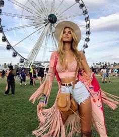 Festival outfits you will absolutely love. - agirlcanblog.com Celebrity Music Festival Outfits, Women's Brunch Outfit, Rave Shorts Outfit, Colorful Coachella Outfits, Comfy Festival Outfit, Stagecoach Outfit Ideas, Bonnaroo Outfits