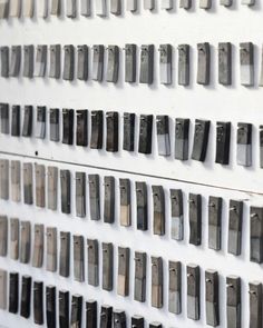 the wall is full of different types of knives