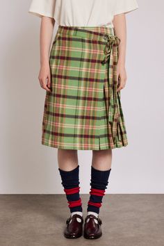 Our Kat Kilt leans into tradition with its green check and side fastening, while its tie details and back pockets nod to modernity. •Wrap skirt detail •Internal jigger button •Tie sides •Back pockets •Knee length •100% organic cotton •Designed in London MODEL INFO: Model is 5'10 and is wearing a UK 10. Damson Madder, Kilt Outfits, London Models, Kilt Skirt, Wardrobe Outfits, Pink Gingham, 가을 패션, School Spirit, Kilt