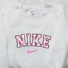 Product detail: White Sweatshirt With Machine Embroidery For Streetwear, White Custom Embroidered Sweatshirt For Spring, White Sweatshirt With Custom Embroidery For Spring, Spring White Sweatshirt With Custom Embroidery, White Machine Embroidered Tops For Streetwear, White Embroidered Sweatshirt For Winter, White Varsity Sweatshirt With Embroidered Graphics, White Embroidered Sporty Sweatshirt, Pink College Sweatshirt With Embroidered Logo