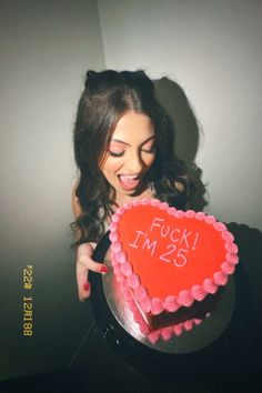 Pics With Bday Cake, Heart Cake Birthday Photoshoot, Picture With Cake Birthday, 25th Birthday Cake Aesthetic, Birthday Photoshoot Ideas 2024, Birthday Shoot Ideas With Cake, Aesthetic Birthday Cake Pictures, Pics Of Birthday Cakes, 25 Themed Birthday Party