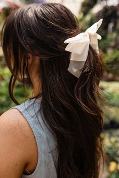 This banana clip is super unique, with a big sheer ribbon bow attached. It clips into your hair so fast and easily! It can hold all of your hair or smaller sections for a half up style, making it perfect for everyday wear. It comes in 3 colors, black, cream, and pink and 2 sizes, 3.75 inch and 4.75 inch. Banana Clip, Bow Hairstyle, Clip Hairstyles, Ribbon Hairstyle, Fancy Hairstyles, Half Up Half Down Hair, Half Up Hair, Half Up Half Down, Short Hairstyles For Women