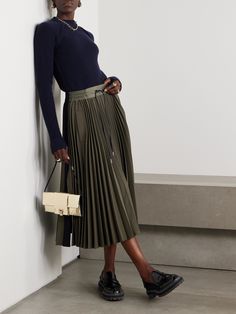 Sacai's midi skirt is made from tech-jersey, which is folded with sharp, knife pleats so it brings texture and volume to your outfit. It's offset with ribbed-knit trims at the elasticated drawstring waistband and has handy pockets on either side. Ground yours with combat boots. Sacai Skirt, Green Pleated Skirt Outfit, Pleated Midi Skirt Outfit, Hamptons Outfit, Knife Pleated Skirt, Green Pleated Skirt, Pleated Skirt Outfit, Simplicity Fashion, Knife Pleat