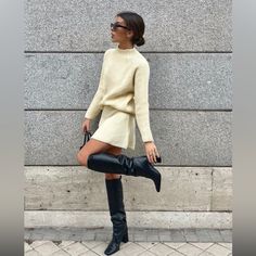 Zara Nigh Waist Knitted Skirt Fall Skirts And Boots, Knitted Mini Skirt Outfit, Sweater Skirt Outfit Winter, Beige Skirt Outfit Winter, Knit Mini Skirt Outfit, Sweater Skirt Outfit Fall, Skirt With Thigh High Boots, Mini Skirt Winter Outfit, Beige Skirt Outfit