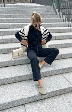 Autumn 24 Fashion Trends, Birkenstock Sneakers Outfit, Jeans And Birkenstocks Outfits, Clogs Outfit Ideas, Transition To Fall Outfits, Sweaters Outfit Ideas, Celeb Street Style, Clog Outfits, Sneaker Outfit Fall