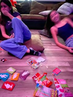 Sleepover Aesthetic Birthday, Party Games Aesthetic, Sleepover Board Games, Sleepover Party Aesthetic, Aesthetic Activities With Friends, Teenage Girl Core, Pj Party Aesthetic, Girls Sleepover Aesthetic, Slumber Party Aesthetic