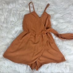 Nwt Size Medium Spring Vacation Brown Jumpsuits And Rompers, Brown V-neck Jumpsuits And Rompers For Spring, Spring Brown V-neck Jumpsuit, White Long Sleeve Romper, Black Romper Shorts, Skort Romper, Backless Tank Top, Black And White Romper, Off Shoulder Romper