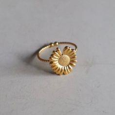 Discover our ring with a delicate sunflower - an enchanting accessory that underlines your style with natural elegance. Made in the elegant color gold and adjustable, it is made of high-quality stainless steel. Opt for customizable elegance and a fresh touch with this special ring. Delicate Adjustable Rings For Spring, Gold Flower Rings For Spring, Gold Floral Rings For Spring, Adjustable Yellow Gold-plated Midi Rings, Adjustable Yellow Gold Plated Midi Rings, Spring Flower-shaped Gold Rings, Elegant Adjustable Flower Shaped Rings, Adjustable Delicate Flower Promise Ring, Delicate Adjustable Open Flower Ring