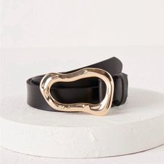 Anthropologie Structural Buckle Belt Size M(34”-38”)-L(36”-40”) Cool Belts, Black And Gold Belt, Anthropologie Accessories, Gold Belt, Gold Belts, Gold Hands, Buckle Belt, Outfits Ideas, Belt Size