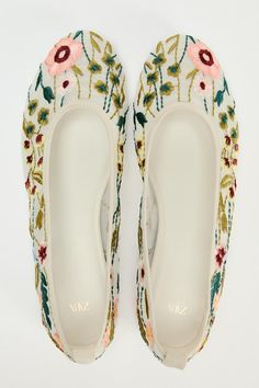 FLORAL FLATS - Off White | ZARA United States Cute Flats Shoes For Women, Disco Barbie, Barbie Cowgirl, Beauty Gift Card, Mary Jane Ballet Flats, Elegant Outfit Classy, Lace Designs, Outfit Classy, Floral Flats