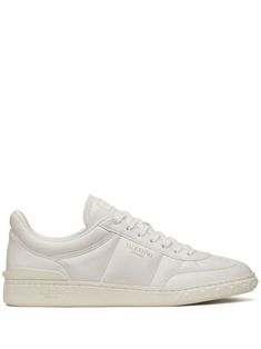 white nappa leather panelled design logo print to the side signature Rockstud detailing front lace-up fastening branded insole round toe flat rubber sole Valentino Garavani Sneakers, Leather Sneakers Men, Leather Cap, Nappa Leather, Lanvin, Sneakers White, Mens Shoes Sneakers, Design Logo, Leather Sneakers