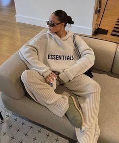 Comfy Outfits Winter, Cozy Fall Outfits, Chique Outfits, Uggs Outfit, Cold Outfits, Winter Outfit Inspiration, Beige Aesthetic, Cute Comfy Outfits, Outfit Look