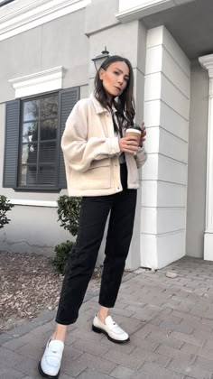 This super cute teddy jacket outfit, white teddy jacket or cream teddy jacket with black mom jeans and white loafers. Black Teddy Jacket Outfit, White Cropped Jacket Outfit, Basic Outfits Winter, Cream Jacket Outfit, White Jean Jacket Outfits, Teddy Jacket Outfit, Shirt Jacket Outfit