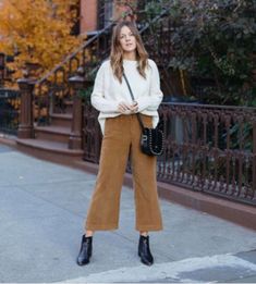 Wide Pants Outfit, Corduroy Pants Outfit, Wide Leg Pants Outfit, Winter Pants Outfit, Leg Pants Outfit, Pantalon Large, Wide Pants, Inspiration Mode, Fall Winter Outfits