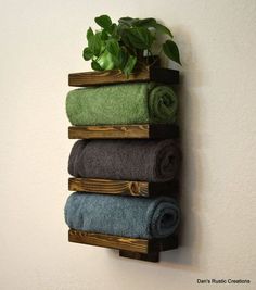 Handtuchhalter Dekoration Ideen passend zu Ihrem minimalistischen Badezimmer badezimmer dekoration ขวดโหล Mason Jar, Easy Bathroom Organization, Toallero Ideas, Bath Towel Racks, Bathroom Farmhouse, Diy Towels, Diy Bathroom Storage, Rustic Bathroom Designs, Decor Baie