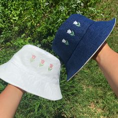 Head size: 23in White Embroidered Fitted Hat, Fitted Embroidered White Hat, Trendy Embroidered Spring Hats, Trendy Spring Hats With Embroidered Logo, Spring White Bucket Hat, Casual Wide Brim Hats With Embroidery, Trendy Embroidered Logo Hats For Spring, Casual Wide Brim Embroidered Hats, White Hats With Floral Embroidery For Spring