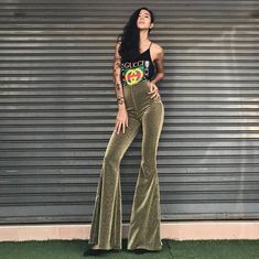 We were inspired by 70s vintage clothing to style these statement flare pants. Featuring a flattering high waist, these bell bottoms are fitted to the knee and flare out to the ankle. The high waisted design will make your legs look miles long (especially when worn with heels) and instantly adds Look Disco, Looks Jeans, Nyc Summer, Boho Mode, Fashion 70s, 70s Inspired Fashion, 70s Outfits, Estilo Hippie, Pastel Outfit