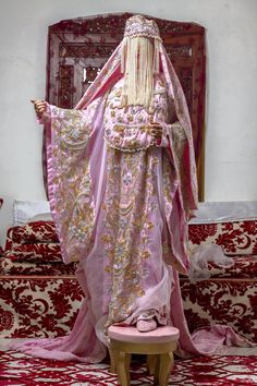 Saudi Arabia Clothing, Saudi Fashion, Traditional Clothes, Bridal Look, Traditional Fashion, Abayas Fashion, Traditional Dress, Pink Outfits