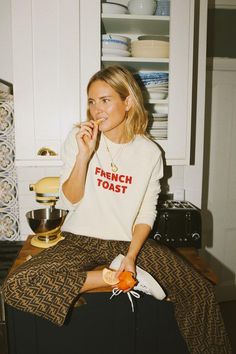 Loungewear outfit ideas: Lucy Williams in logo trousers and sweater Fancy Loungewear, Loungewear Outfit, Fashion Me Now, Lucy Williams, How To Look Rich, Super Rich, Summer Work Outfits, Looks Street Style