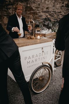 Mini martini cocktail bar for the wedding guests Mini Bar Wedding, Cocktail Mobile Bar, Wedding Martini Bar, Wedding Espresso Bar, Espresso Martini Bar