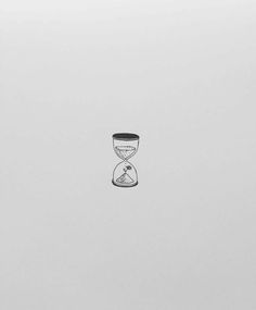 Minimalistische Tattoos - schlichte und elegante Ideen Small Fun Tattoos Men, Cute Tatoos Ideas, Time Tattoos Minimalist, Small Time Tattoo, Hourglass Small Tattoo, All In Due Time Tattoo, Made In Tattoo Ideas, Cool Tattoo Inspiration, Take Your Time Tattoo