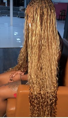 Honey Blonde Boho Braids Black Women, Blonde Braids Goddess, Honey Blonde Protective Styles, Honey Blonde Goddess Knotless Braids, Golden Box Braids, Honey Box Braids, Gold Goddess Braids, 613/27/30 Box Braids, Honey Blonde Braids Black Women