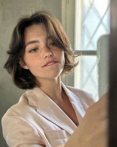 Short Women Hair Styles, Short Hair All One Length, Short Hair Cuts For Teenage Girls Ideas, Short Brown Haircuts Mid Length, Short Hair Feminine Outfits, Girls With Short Hair Aesthetic, Shaggy Short Hair Fine, Short Brown Hair Layered, Short Hair Inspo Women