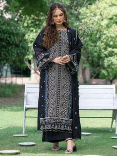 Traditional Black Pakistani Salwar Kameez Style Dupatta Salwar Suit Salwar Kameez Style, Kameez Style, Floral Dupatta, Outfits Unique, Pakistani Salwar, Pakistani Party Wear, Raw Silk Fabric, Indian Salwar Kameez, Dress Salwar Kameez