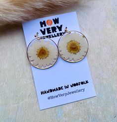 Truly beautiful earrings. Real Ox Eye Daisy flowers in clear eco-conscious resin, surrounded by a gold plated circle suspended on a stainless steel gold coloured delicate ear hook. They measure approx 4cm in total length. *These are handmade to order and will vary slightly from the photo* Hand made in small batches in beautiful North Norfolk. About the materials used: *All of your jewellery starts out as a blank and empty mould cavity, the mixing, pouring, sinking, flower pressing, glitter mixin Ox Eye Daisy, Cottagecore Earrings, Flower Pressing, North Norfolk, Simple Jewellery, Oil Industry, Daisy Earrings, Handmade Charms, Wife Gift